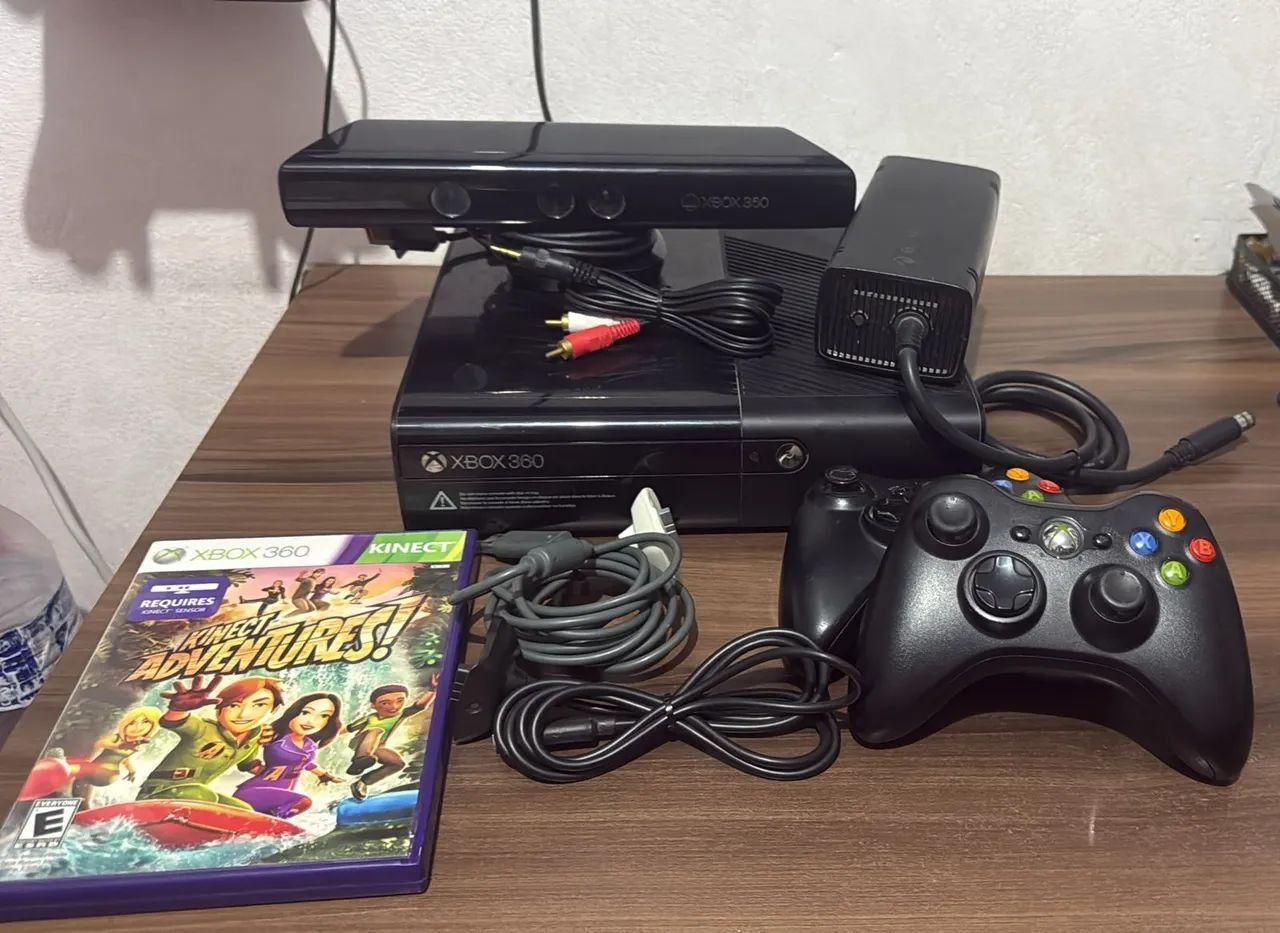 Xbox 360 E, 2 controles com cabos, kinect e jogo "Kinect Adventures!". Usado 