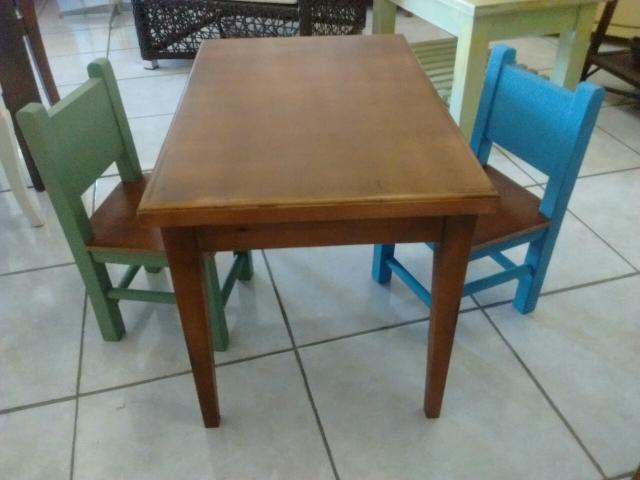Mesa infantil com 2 cadeiras