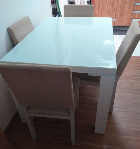 Mesa branca com vidro e 4 cadeiras - Foto 2