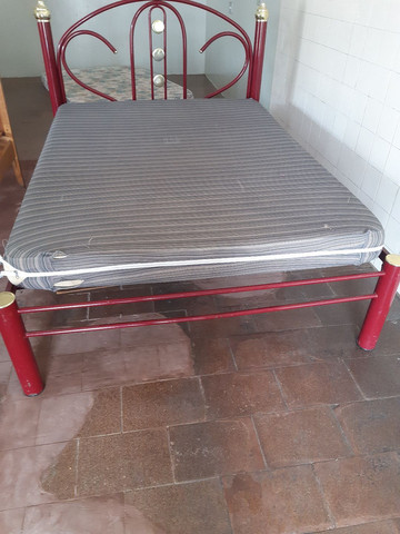 Cama de metal com colchão