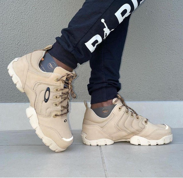 Bota Oakley Preta e Bege Importada Refletiva - Roupas e calçados - Setor  São José, Goiânia 1001328377 | OLX