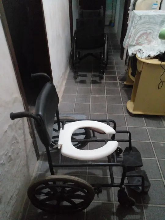 Vendo essas 2 cadeiras de rodas. - Foto 2