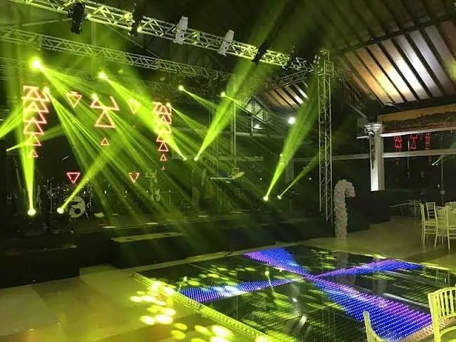 Estrutura de som, iluminação e placo para seu evento 