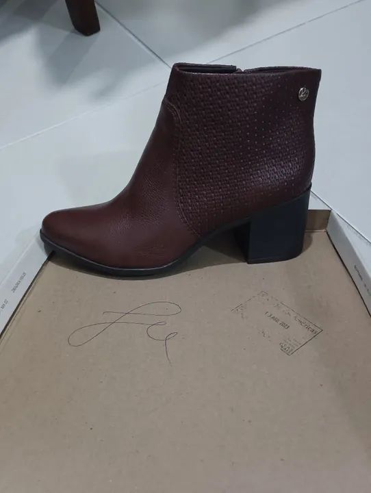 Bota curta feminina em couro  - Foto 2