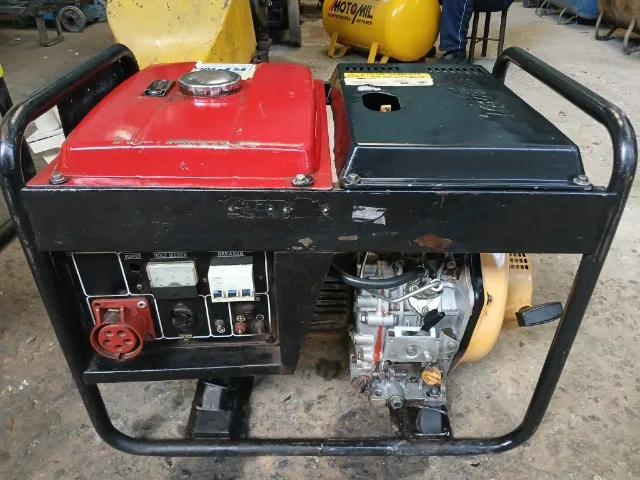 Grupo Gerador de 4 KVA com motor a diesel de 7 CV usado. Marca CSM, 110/220 Volt