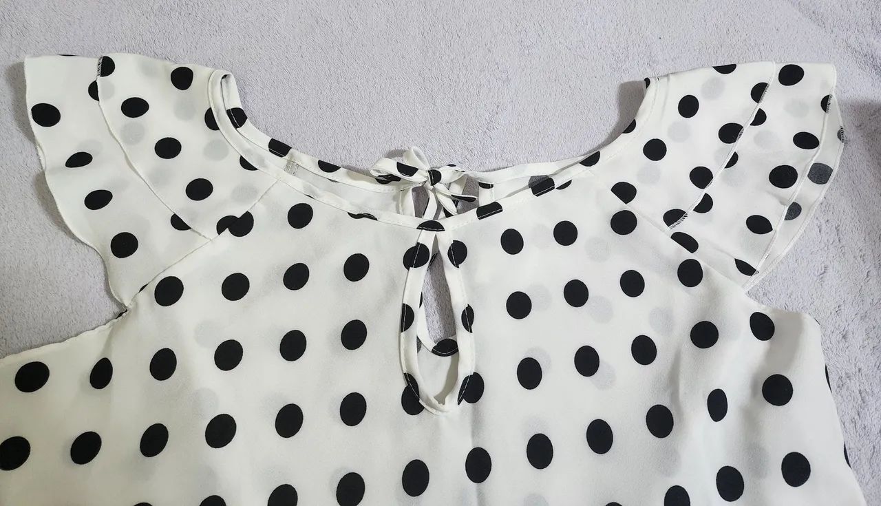 Blusa branca de bolinhas - Foto 4