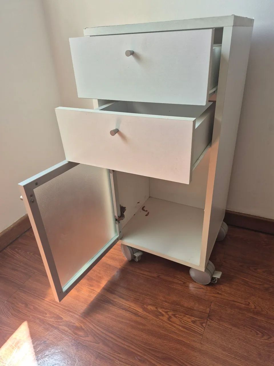 Armário com rodas64352822997379122