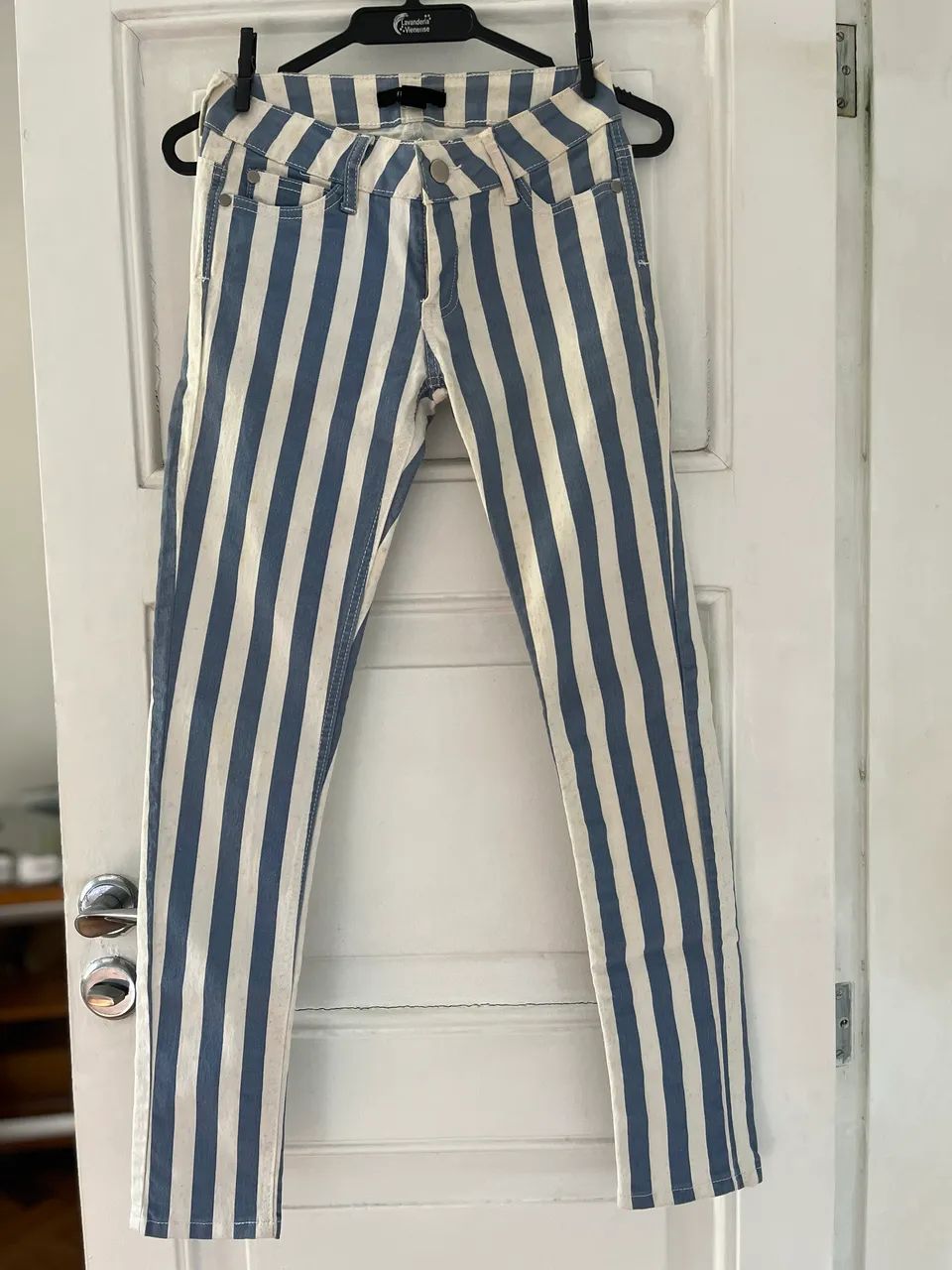 Calça lista branca e azul claro forever 21 tamanho pp - Foto 2