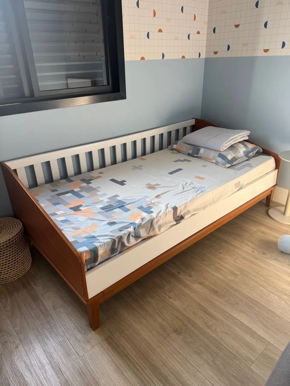 Cama infantil de madeira com design moderno 