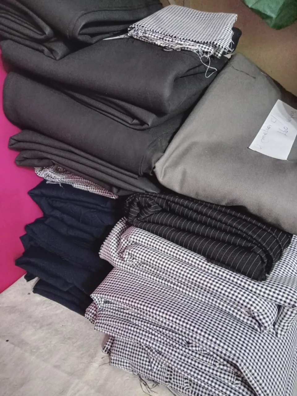 Torro saldo de material para confecção de uniformes empresariais