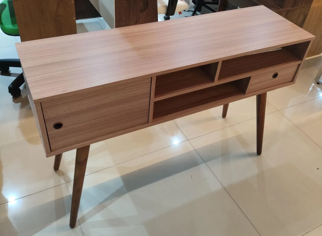 Mesa para escritório com design retrô