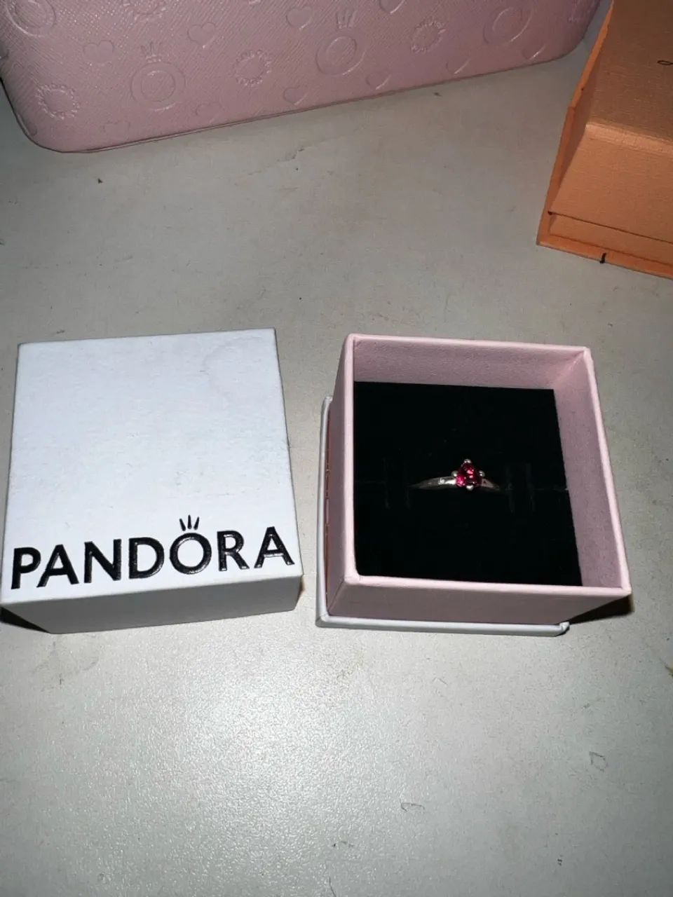 Anel Pandora com Pedra Vermelha