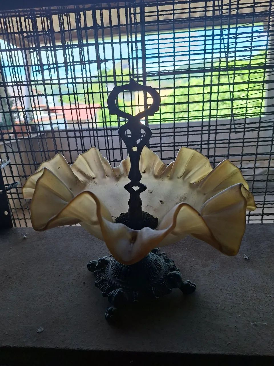 Fruteira Antiga em Vidro Artístico com Base em Metal - Peça Decorativa Vintage