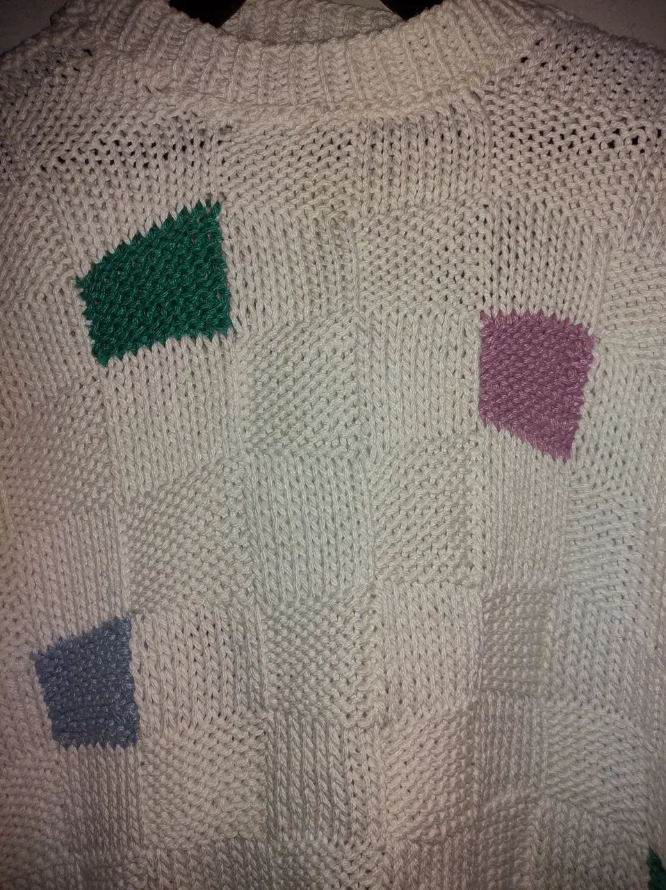 Suéter de tricô branco com detalhes coloridos - Foto 3