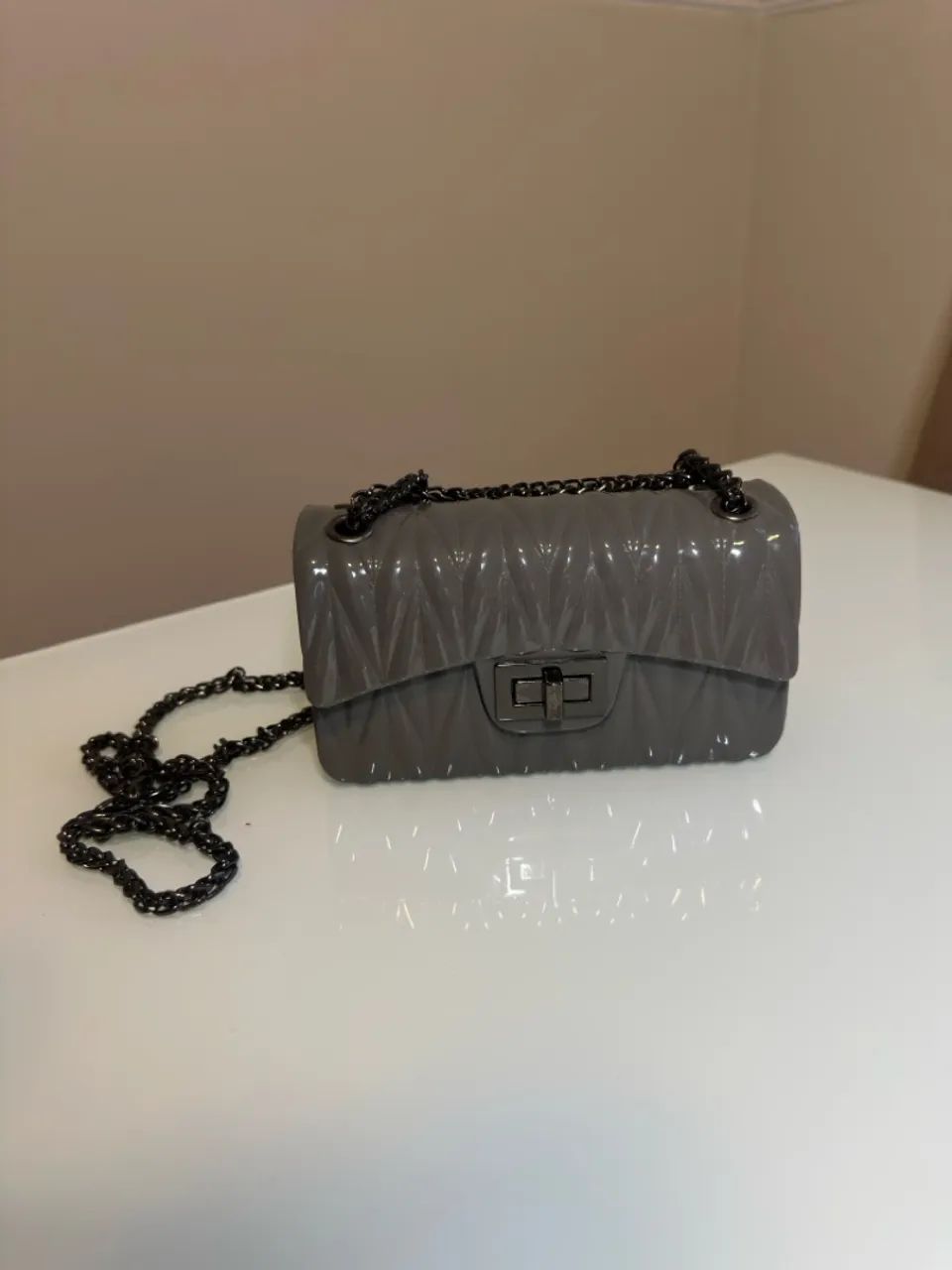 Bolsa de ombro cinza com corrente