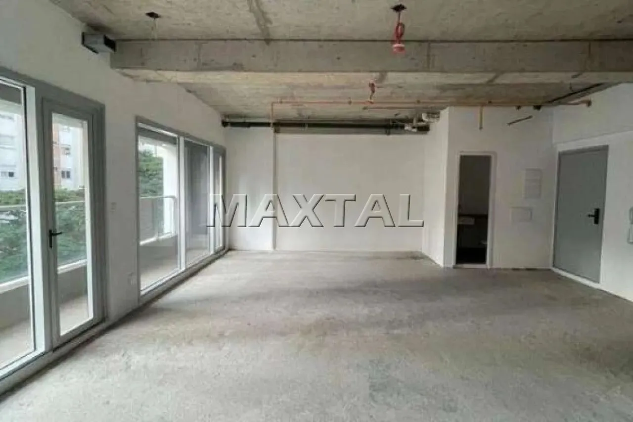 Sala comercial nova para locação com 71 m² e 2 vagas em Pinheiros, próximo ao metrô.