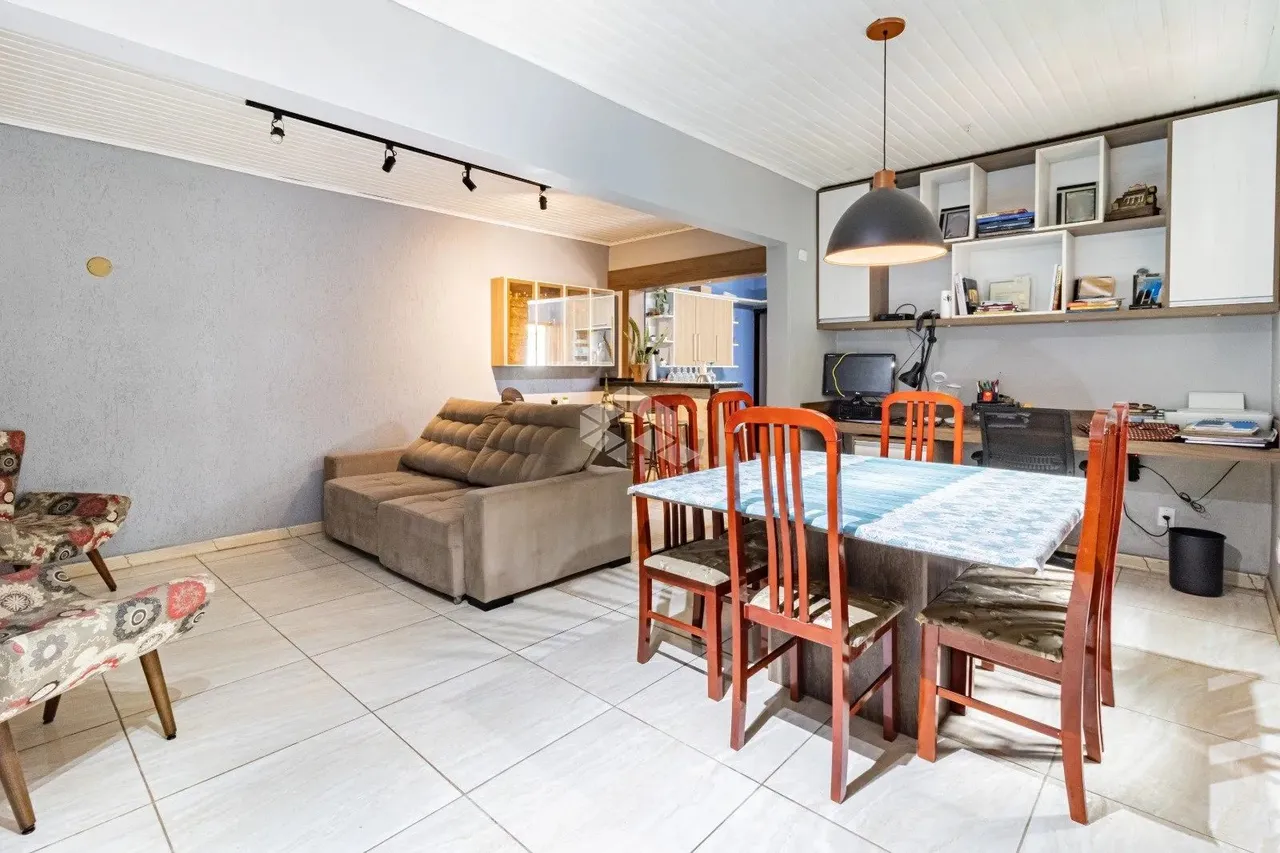 Casa 4 dormitórios 2 vagas com piscina na Zona Sul de Porto Alegre