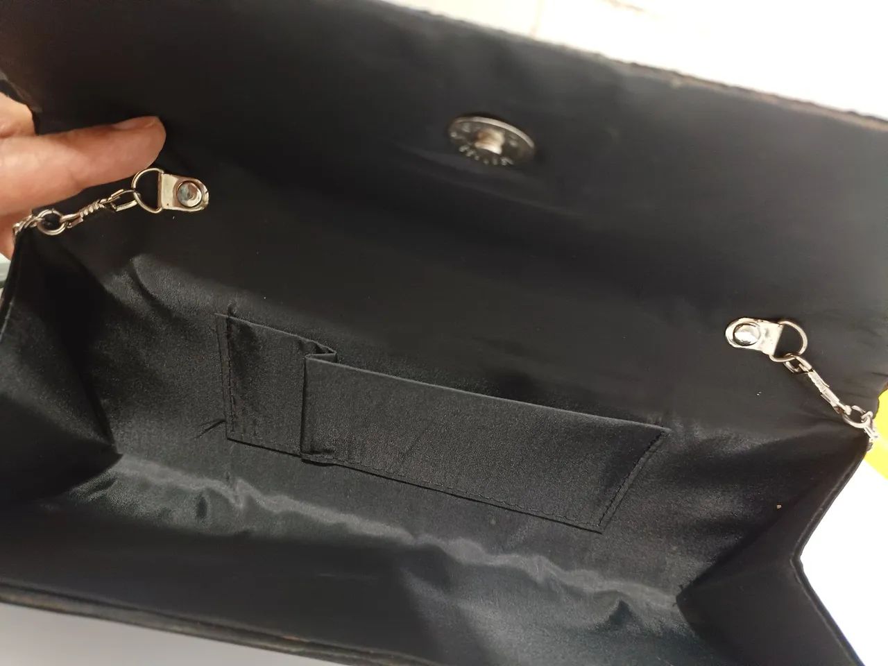 Bolsa de mão preta com detalhes em stras  s - Foto 4