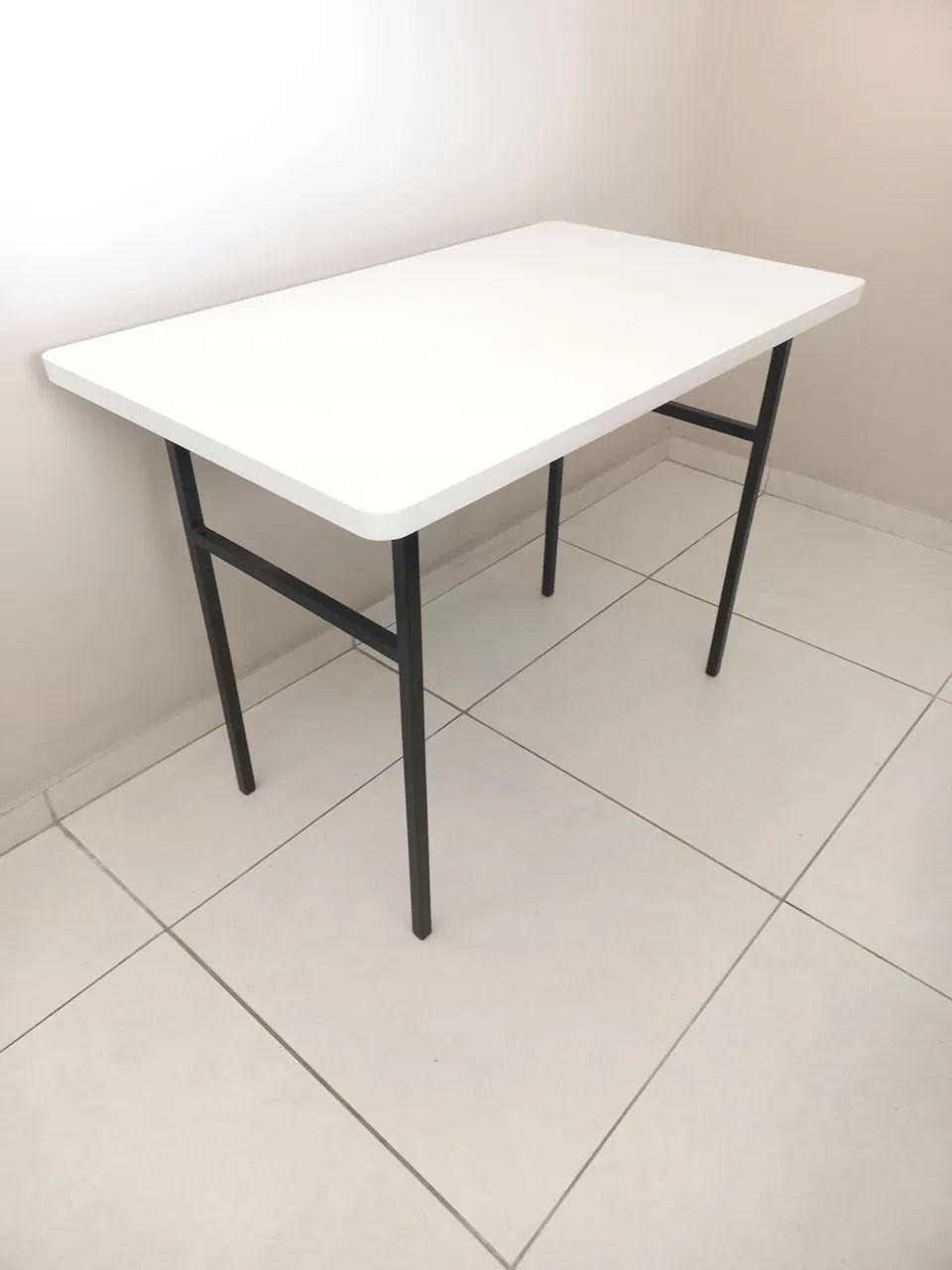 Mesa gamer branca com estrutura em ferro preta