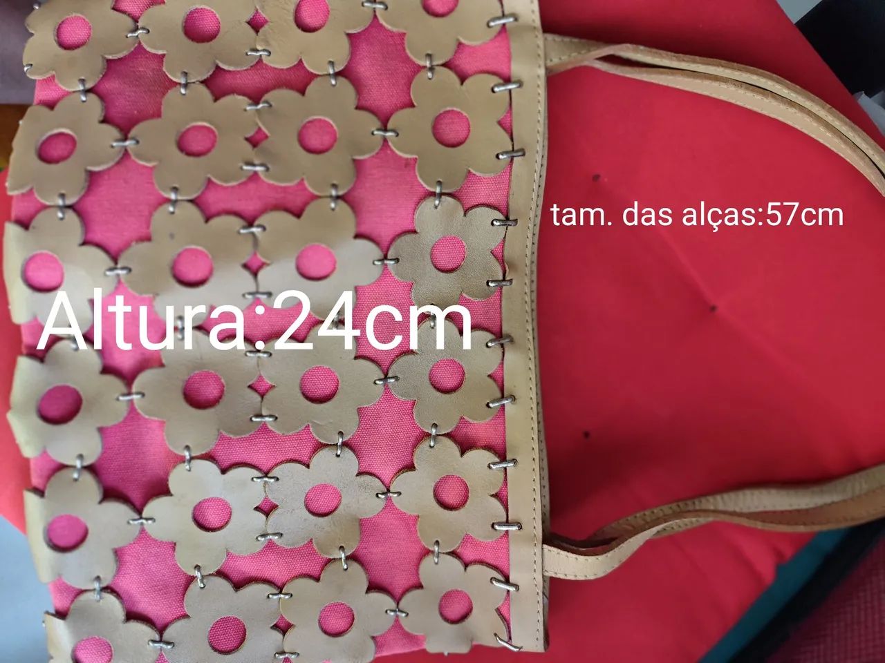 Bolsa de Ombro Rosa com Detalhes Florais - Foto 4