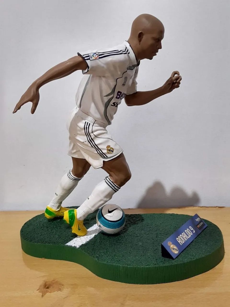 Miniatura Ronaldo Fenômeno Real Madrid FT Champs30 cm - Hobbies
