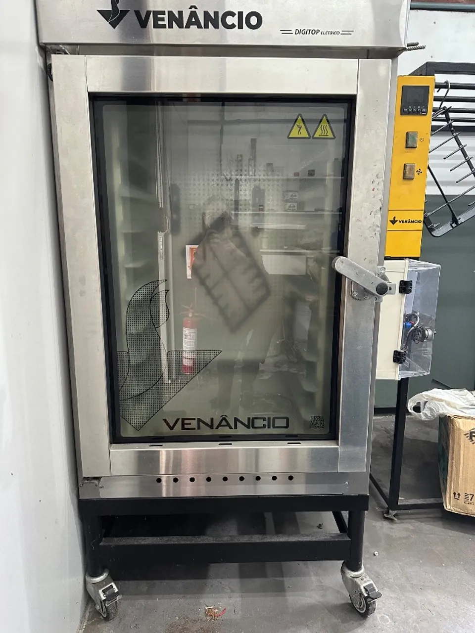 Forno elétrico com caixa de ventilação para uso em pintura