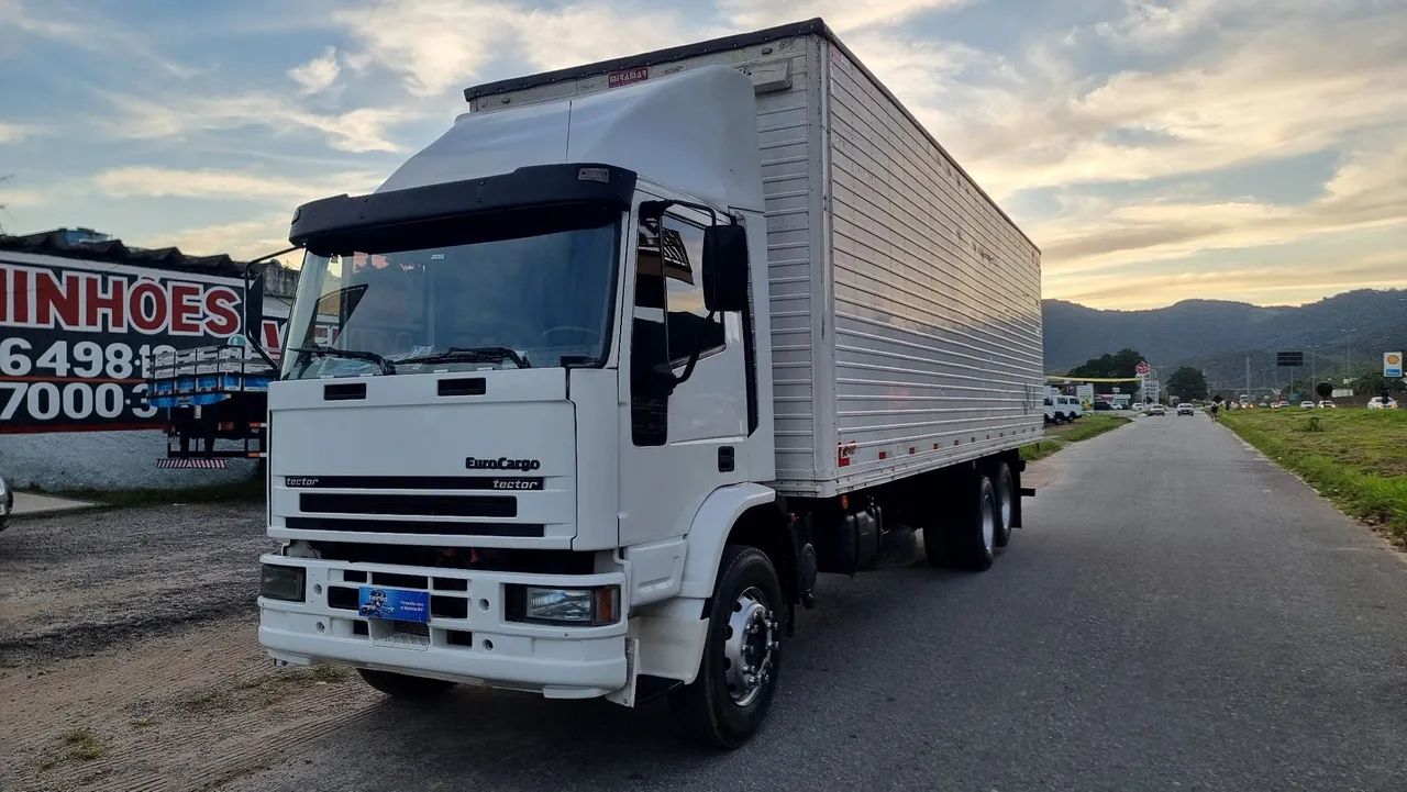 Iveco ectector modelo 230 E 24 N ano 2008 no baú de 9.50 com chapa no fundo  - Foto 3