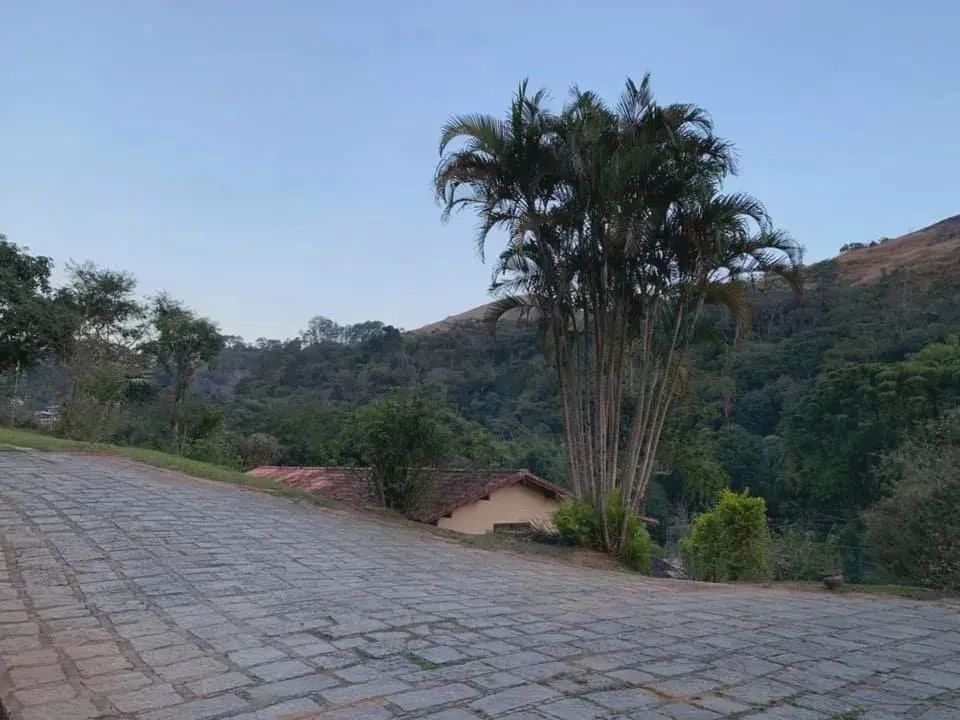 Linda propriedade a venda  com 3 quartos em Araras - Petrópolis - RJ