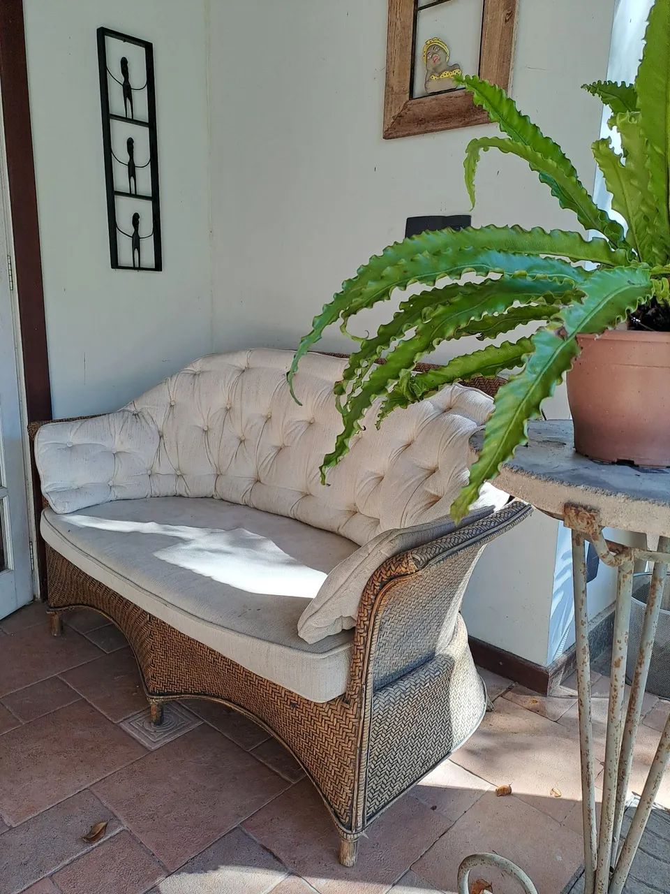 SOFÁ FIBRA NATURAL (2 lugares) importado de Bali com  estofado em capitone. 