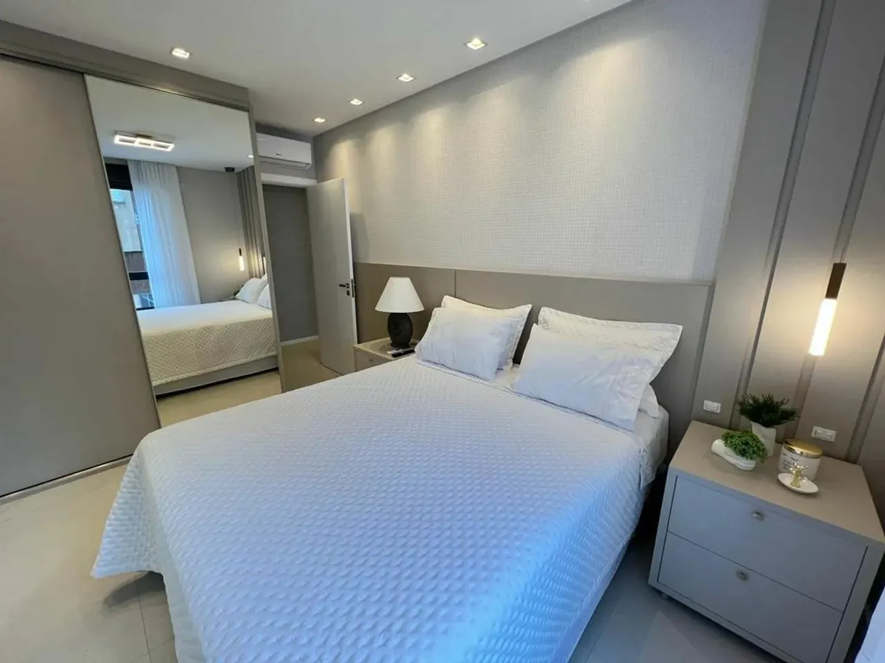Apartamento em Rua 236 - Meia Praia - Itapema/SC