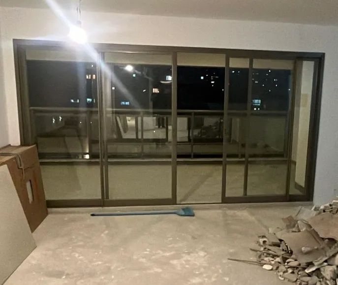 Porta balcão / varanda, cor bronze - 3.90 x 2.10 e 4 folhas de correr