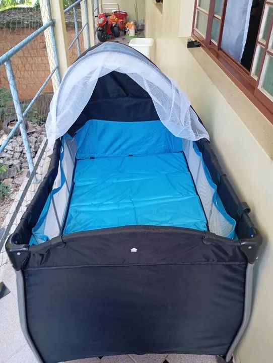 Berço portátil para bebê com mosquiteiro