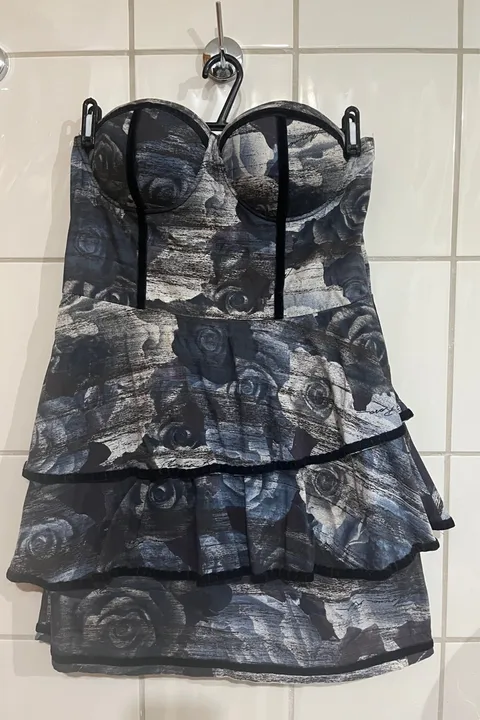 Vestido curto preto e branco floral Morena Rosa