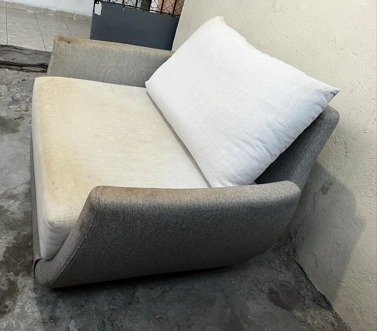 Poltrona de linho com base rotativa 