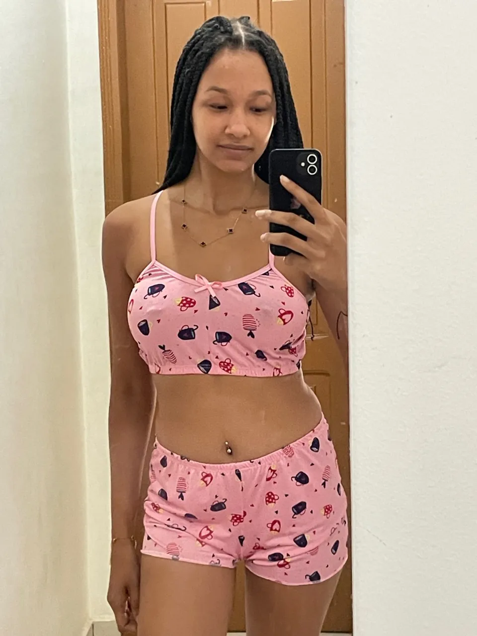 Conjunto de pijama rosa com estampa fofa