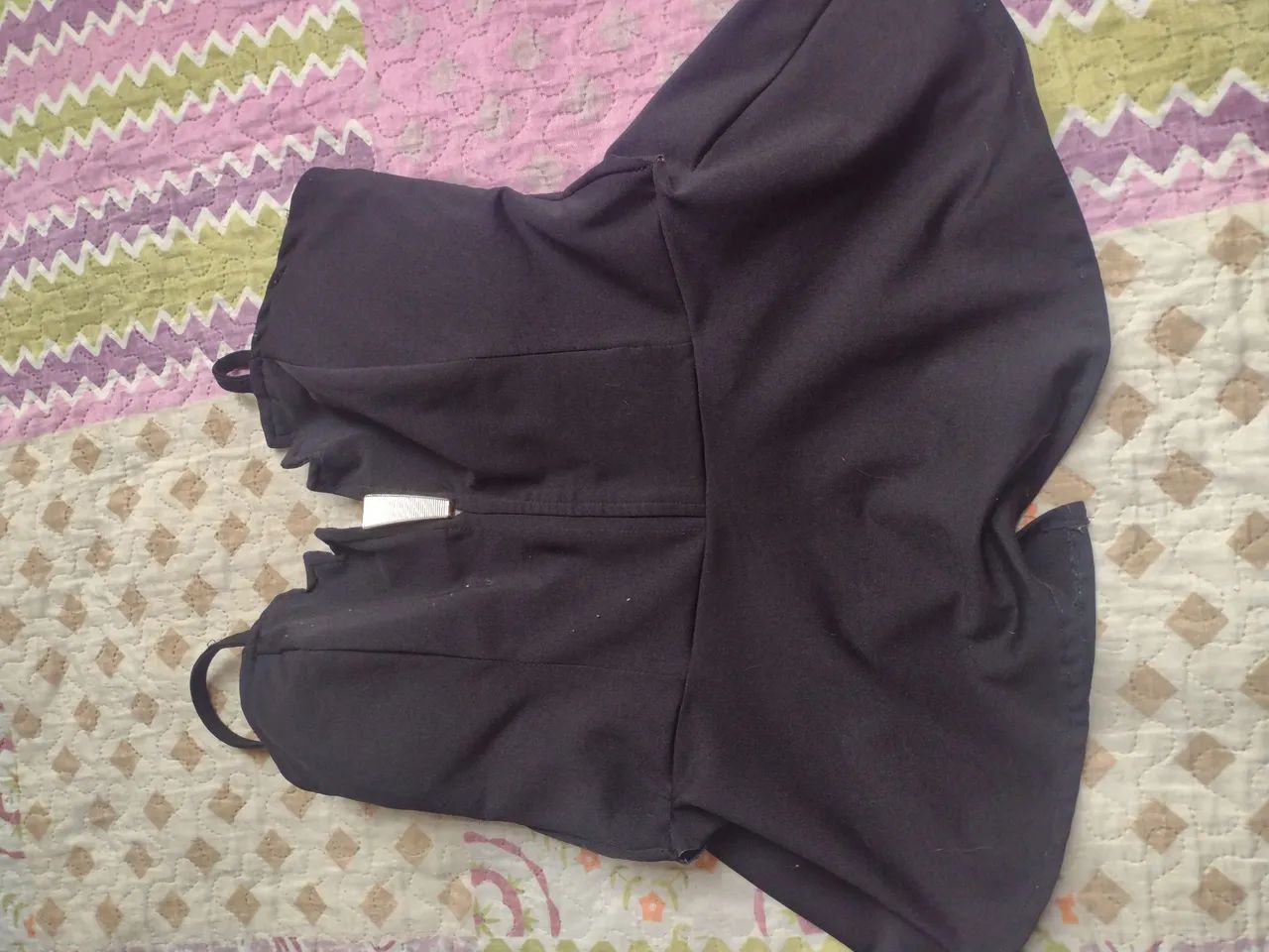 Blusa preta M com defeito no fecho - Foto 2