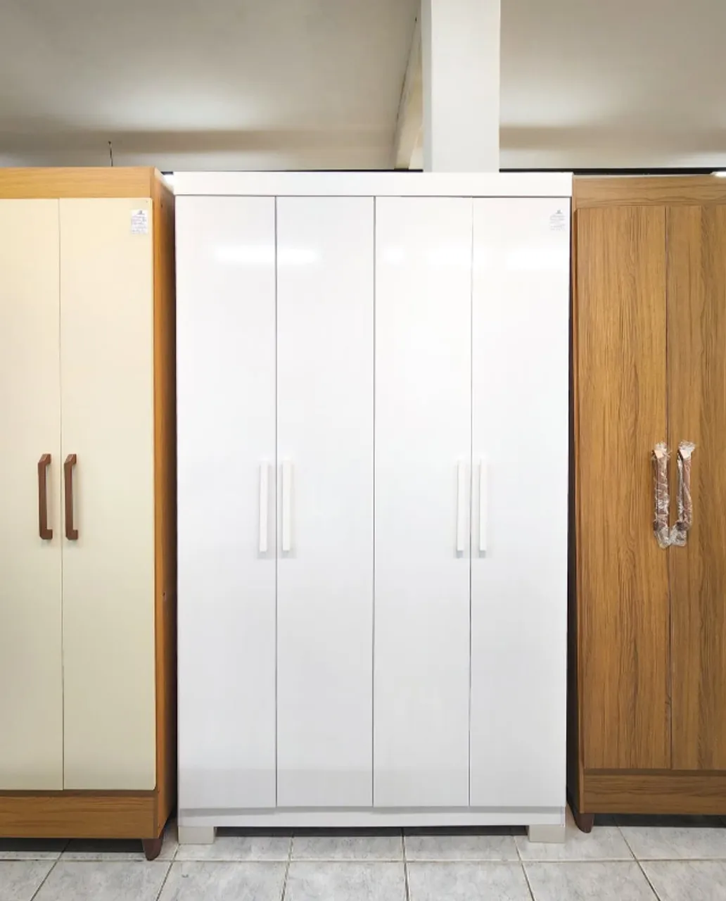 Roupeiro Lana com 4 portas e com 1.88 de altura