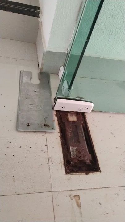 MANUTENÇÃO DE MOLA DE PORTA DE VIDRO - Foto 2