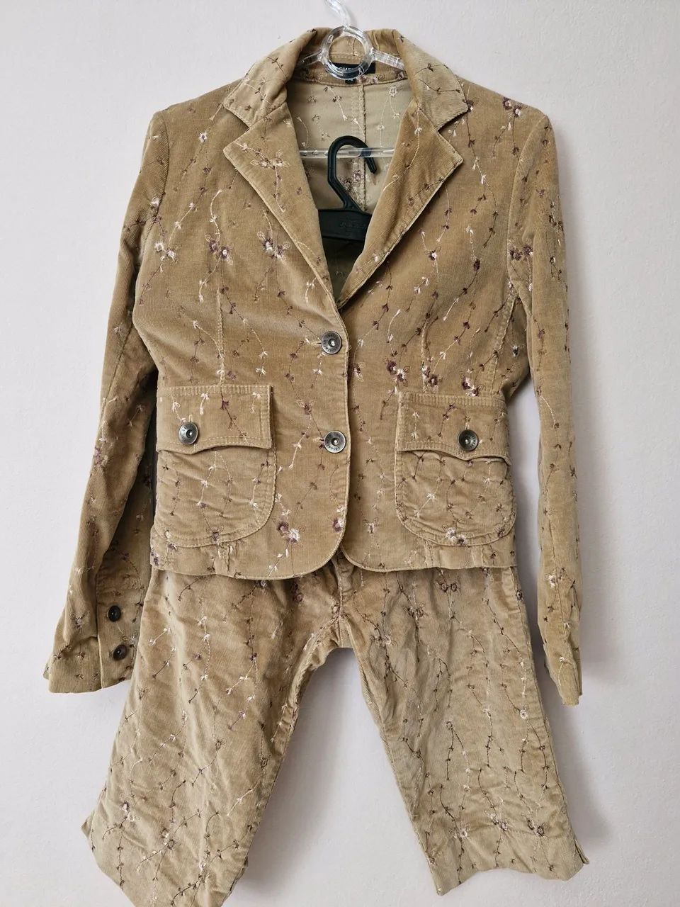 Conjunto Cheroy de Blazer e Shorts em Veludo Cotelê Bege