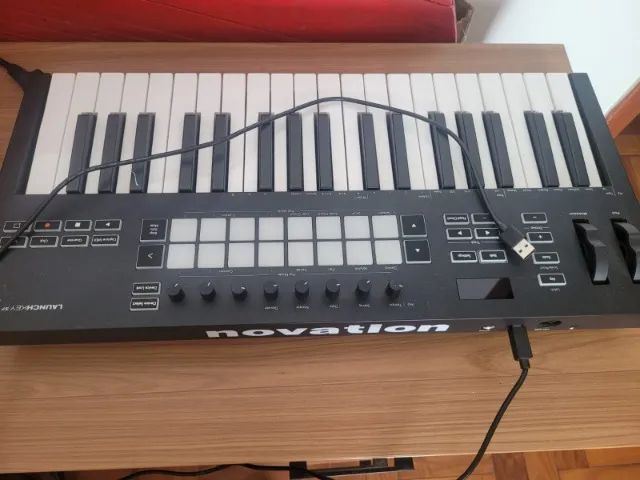 Teclado Controlador Launchkey 37 MK3 Novation MIDI  - Foto 4