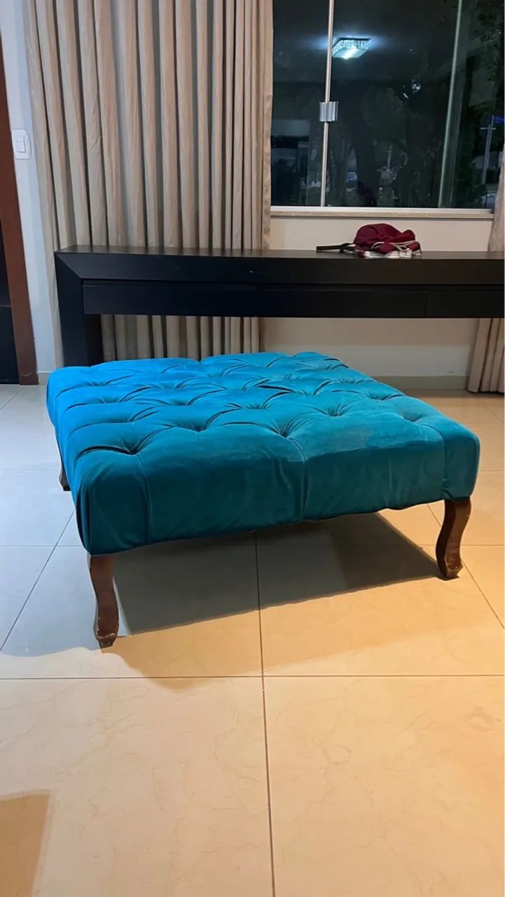 Puff Turquesa com Design Clássico