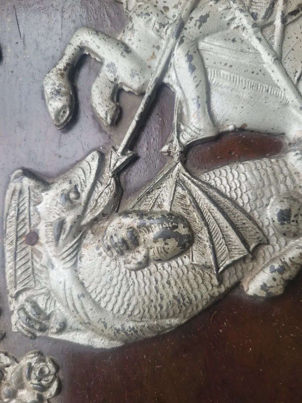 Antigo Painel em Madeira com Escultura de São Jorge - Foto 4