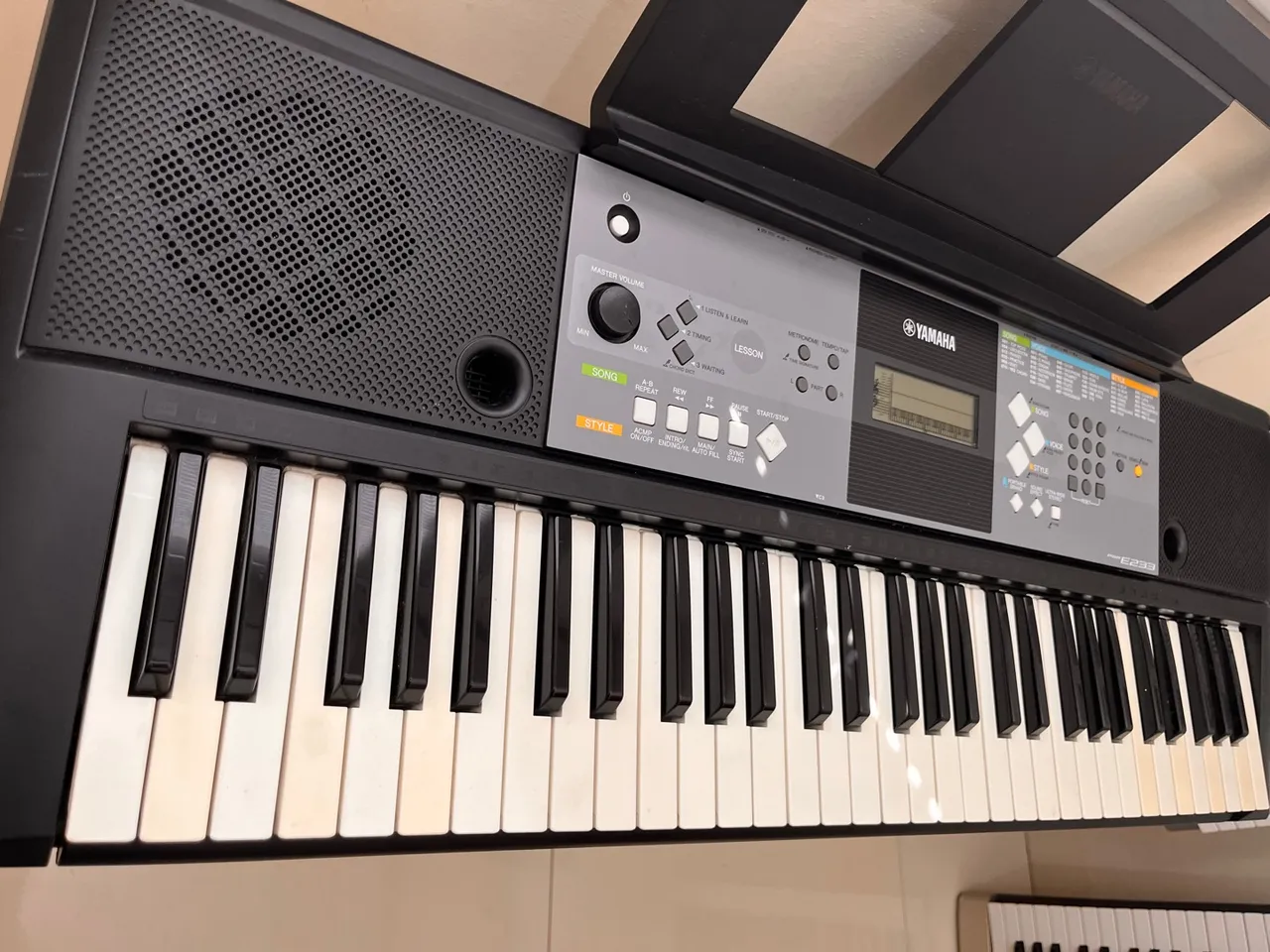 Teclado Yamaha E233
