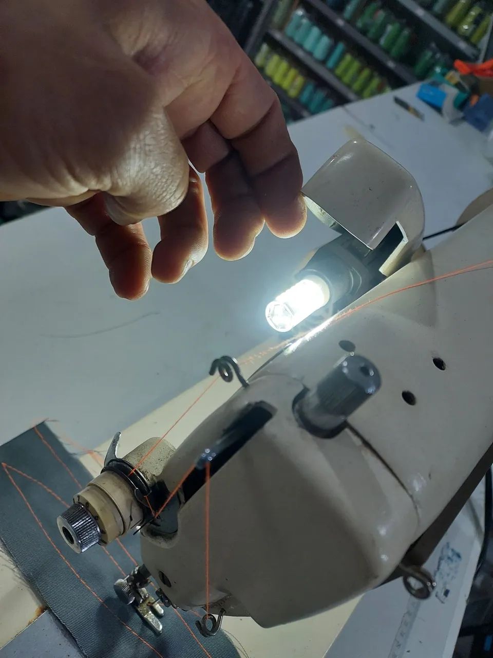 Máquina de costura singer ponto de ouro motor 110v e lâmpada led - Foto 4