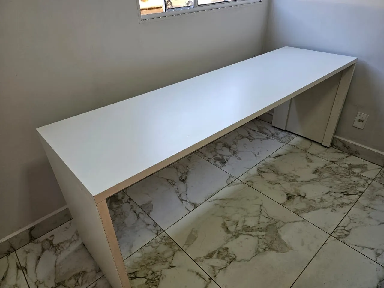 Mesa de escritório branca moderna