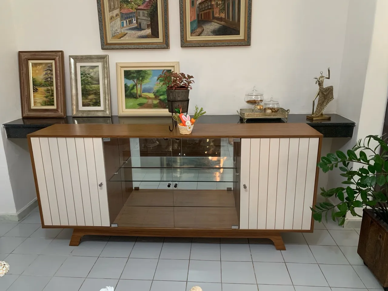 Cristaleira de Madeira com Detalhes em Branco