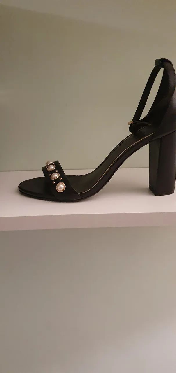 Sandália Feminina Preta com Detalhes em Pérolas - Corello - Foto 2