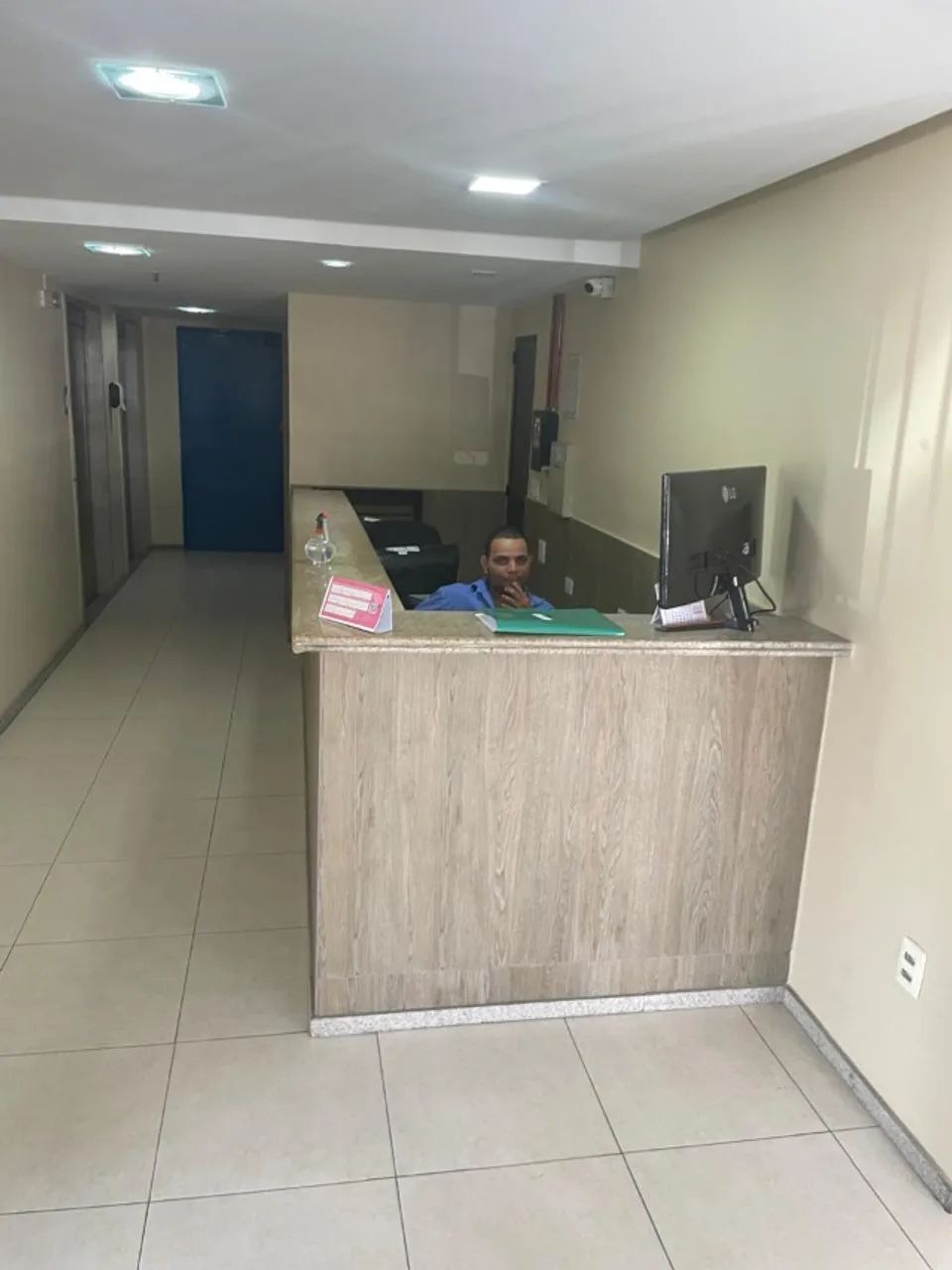Alugo sala comercial, escritorio, 2000 c txs, rua Ernesto Paula - Foto 2