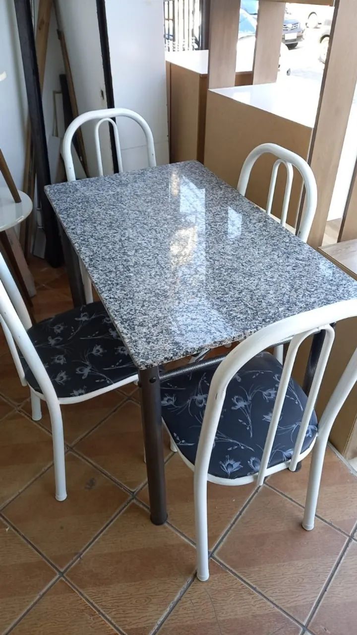 Mesa com 4 cadeiras