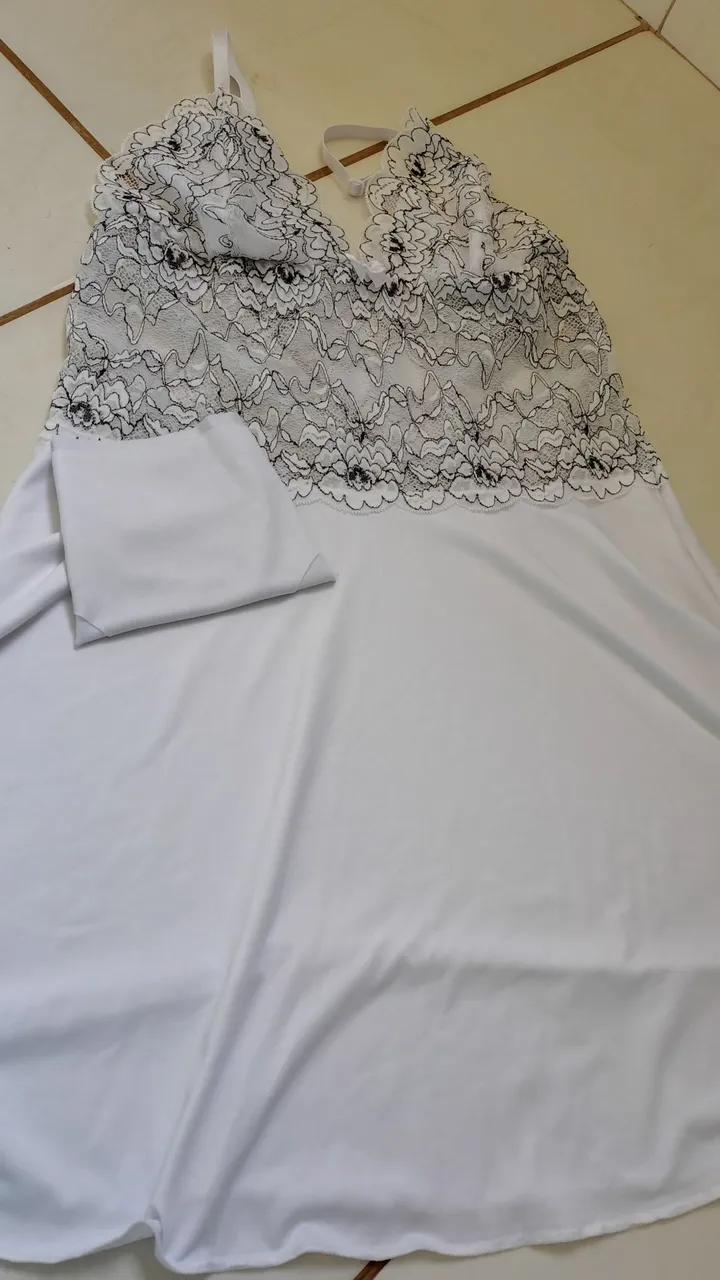 Camisola branca com detalhes em renda